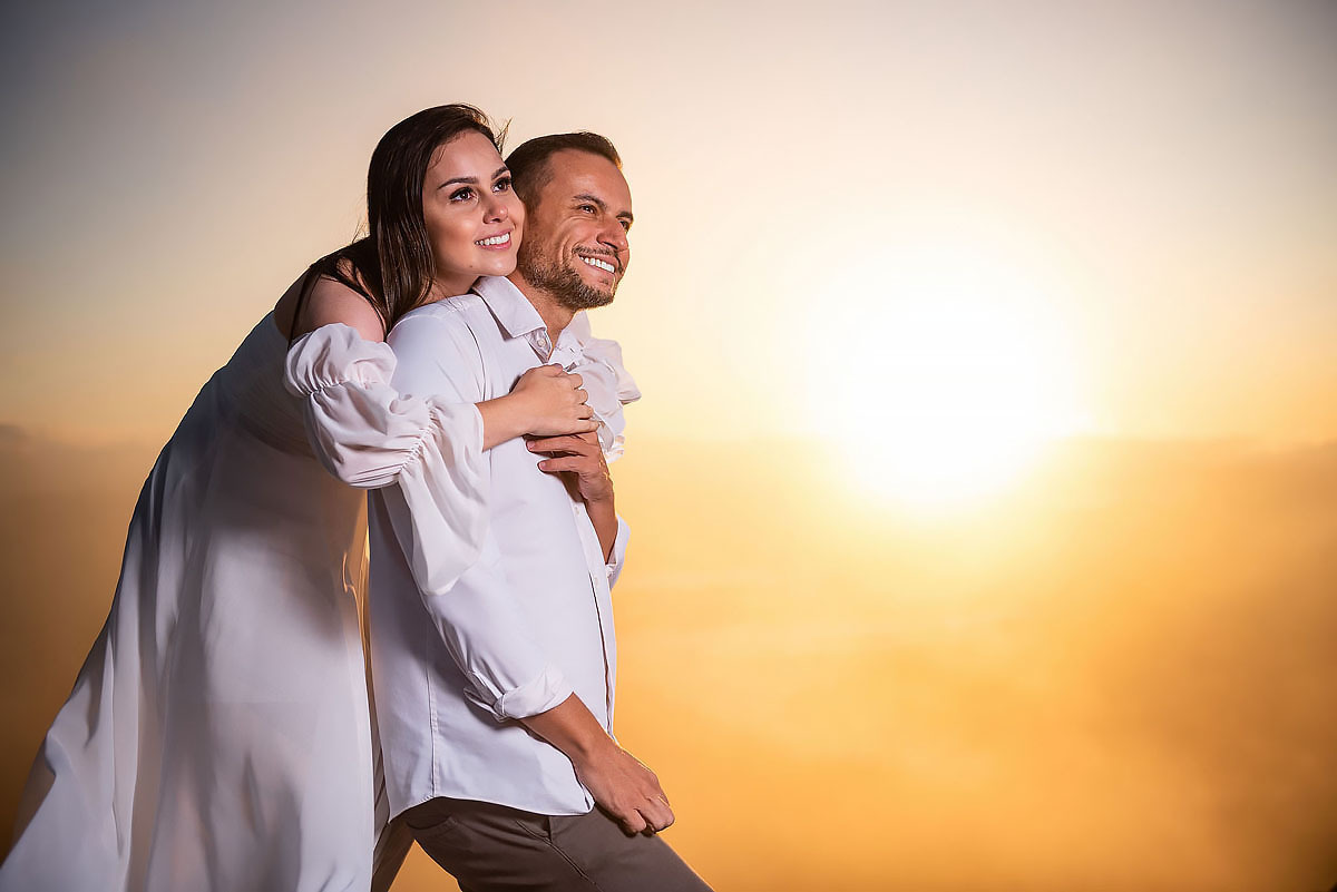 casal apaixonado no alto da montanha, Pico do olho d'agua