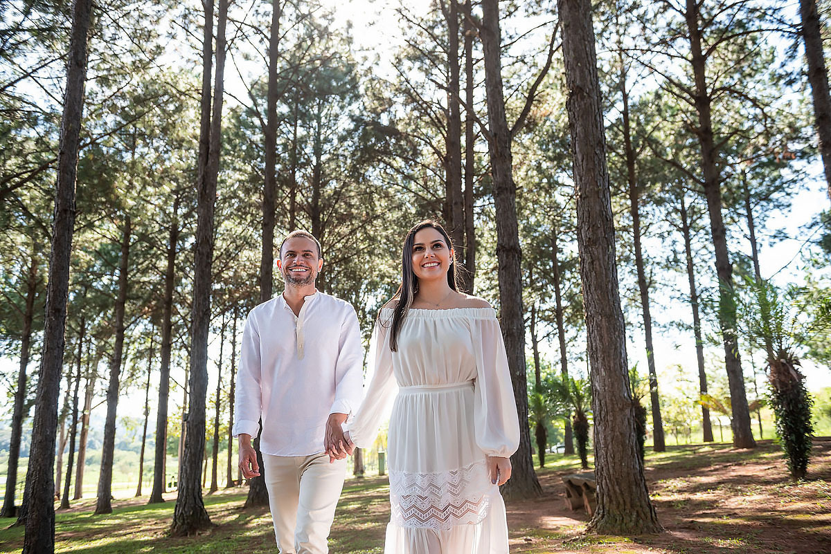 casal apaixonado no bosque, parque da cidade