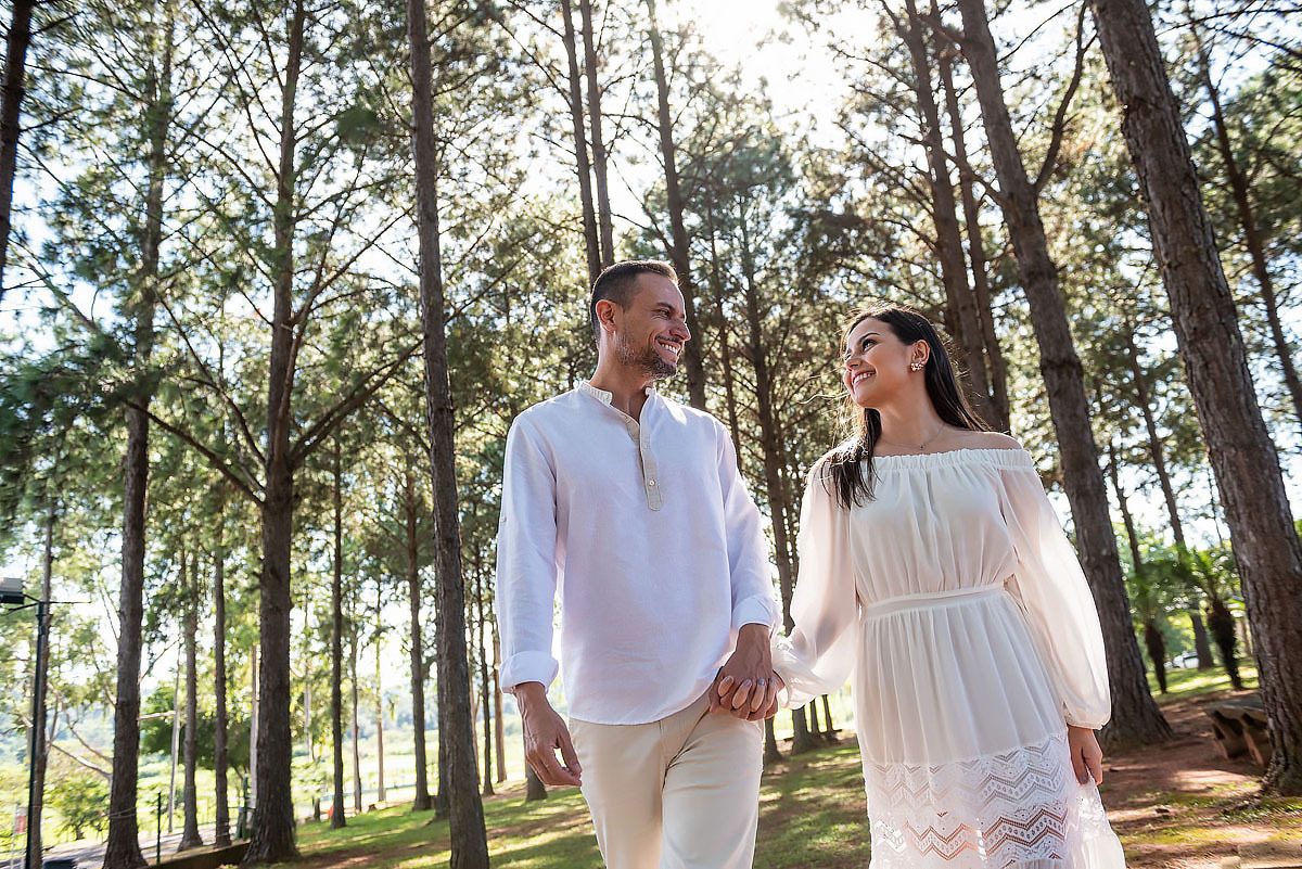 casal apaixonado no bosque, parque da cidade