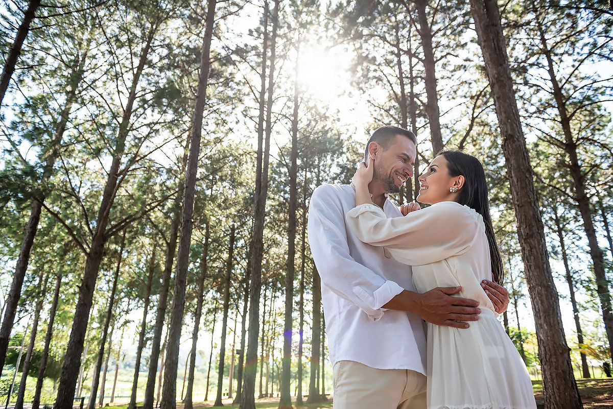 casal apaixonado no bosque, parque da cidade