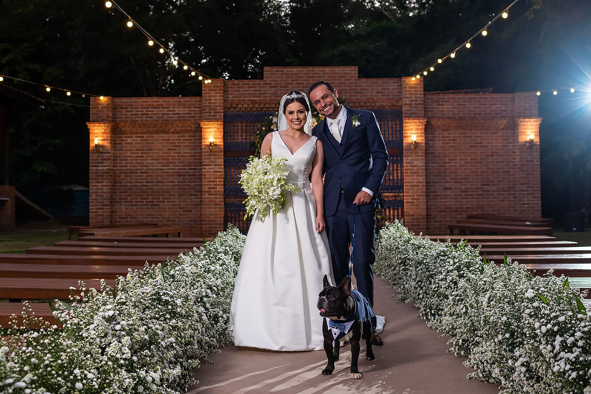 Retrato dos noivos com pet no casamento no Estação fazenda em jundiaí