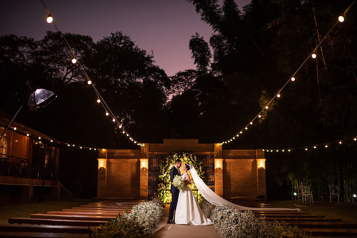 Retrato dos noivos no casamento no Estação fazenda em jundiaí
