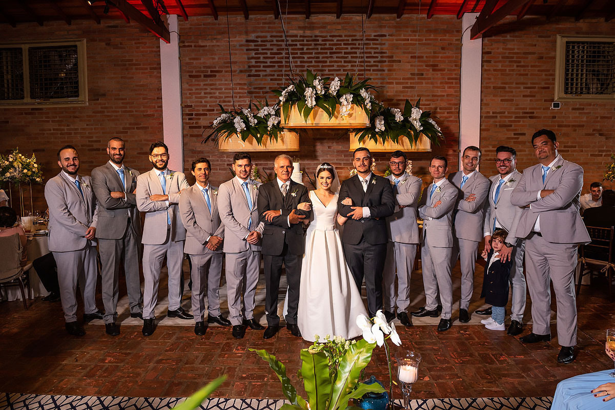 Retrato com padrinhos no casamento no Estação fazenda em jundiaí