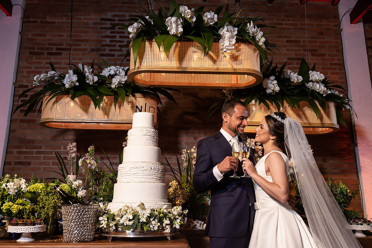 Retrato dos noivos no casamento no Estação fazenda em jundiaí