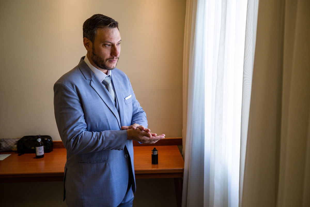 Pai coloca o terno no noivo