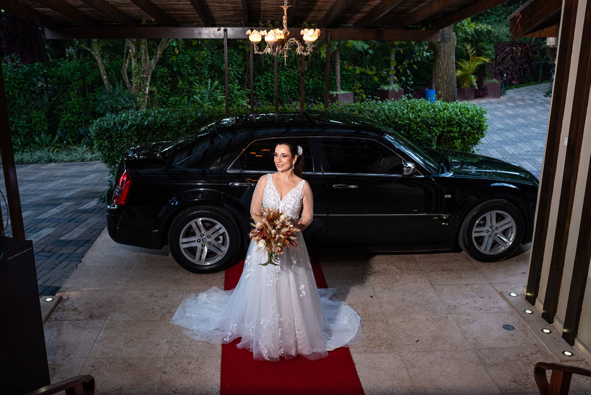 Noiva chegando no casamento