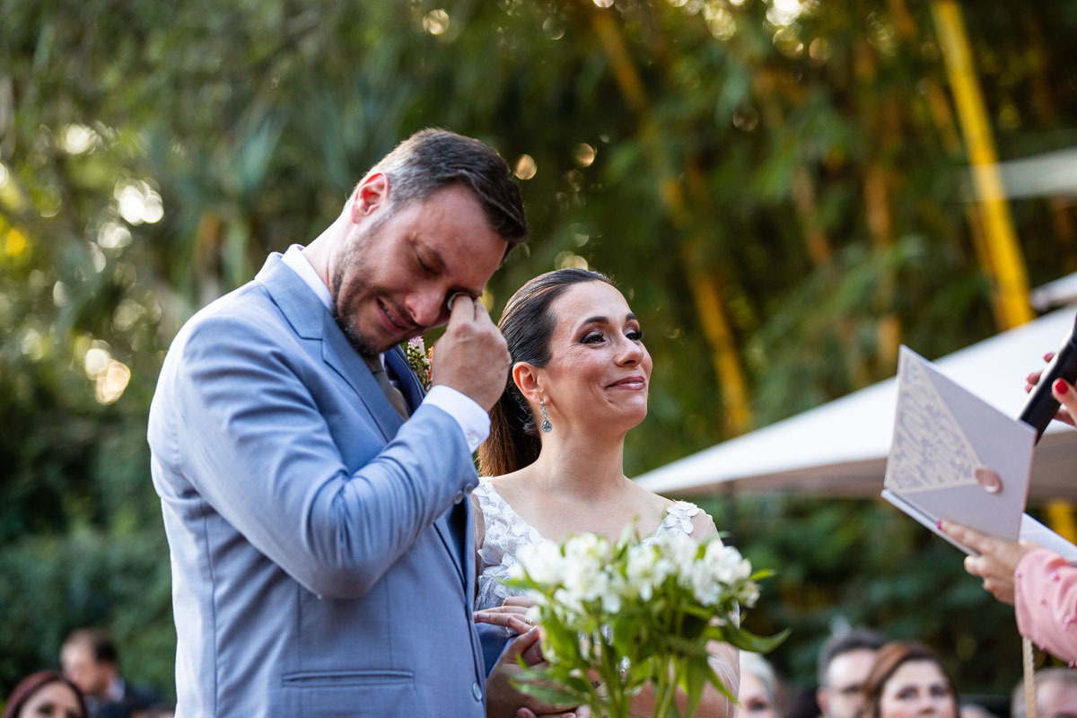 noivo chora no alto das palmeiras