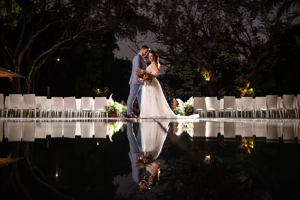 Lindo retrato dos noivos no alto das palmeiras