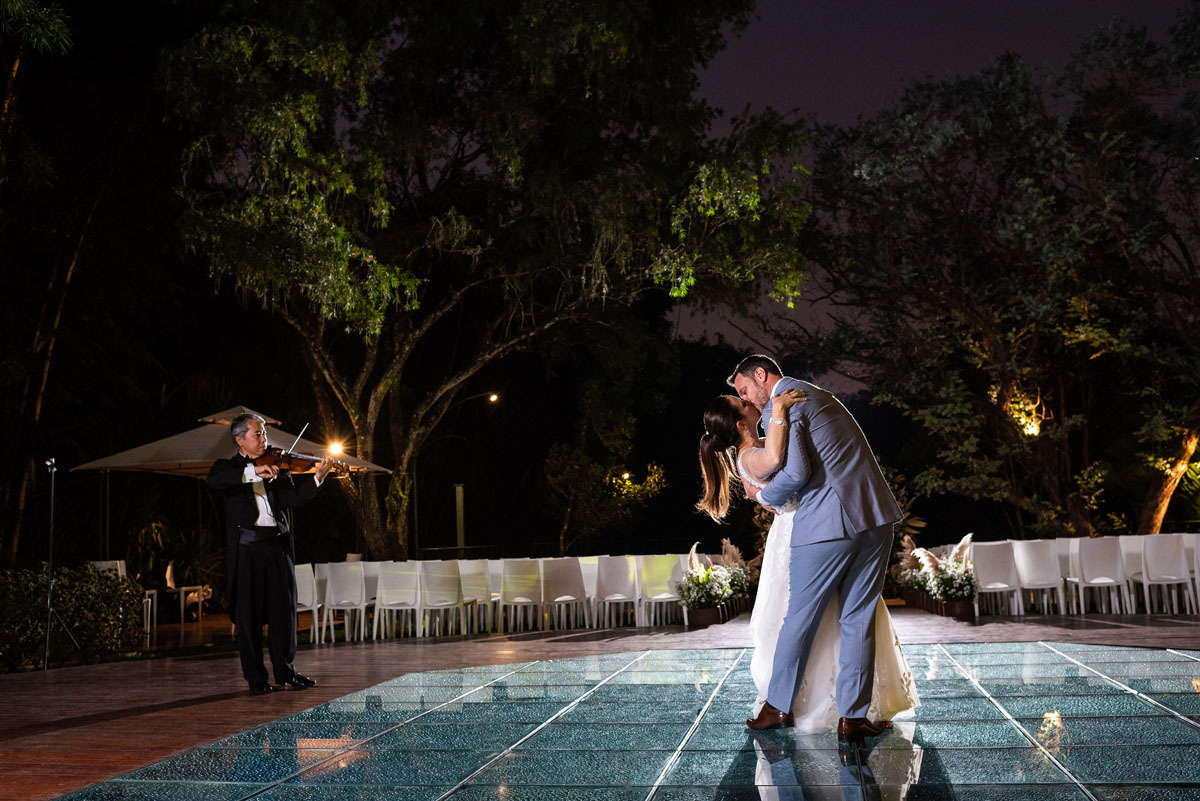 Valsa dos noivos no alto das palmeiras