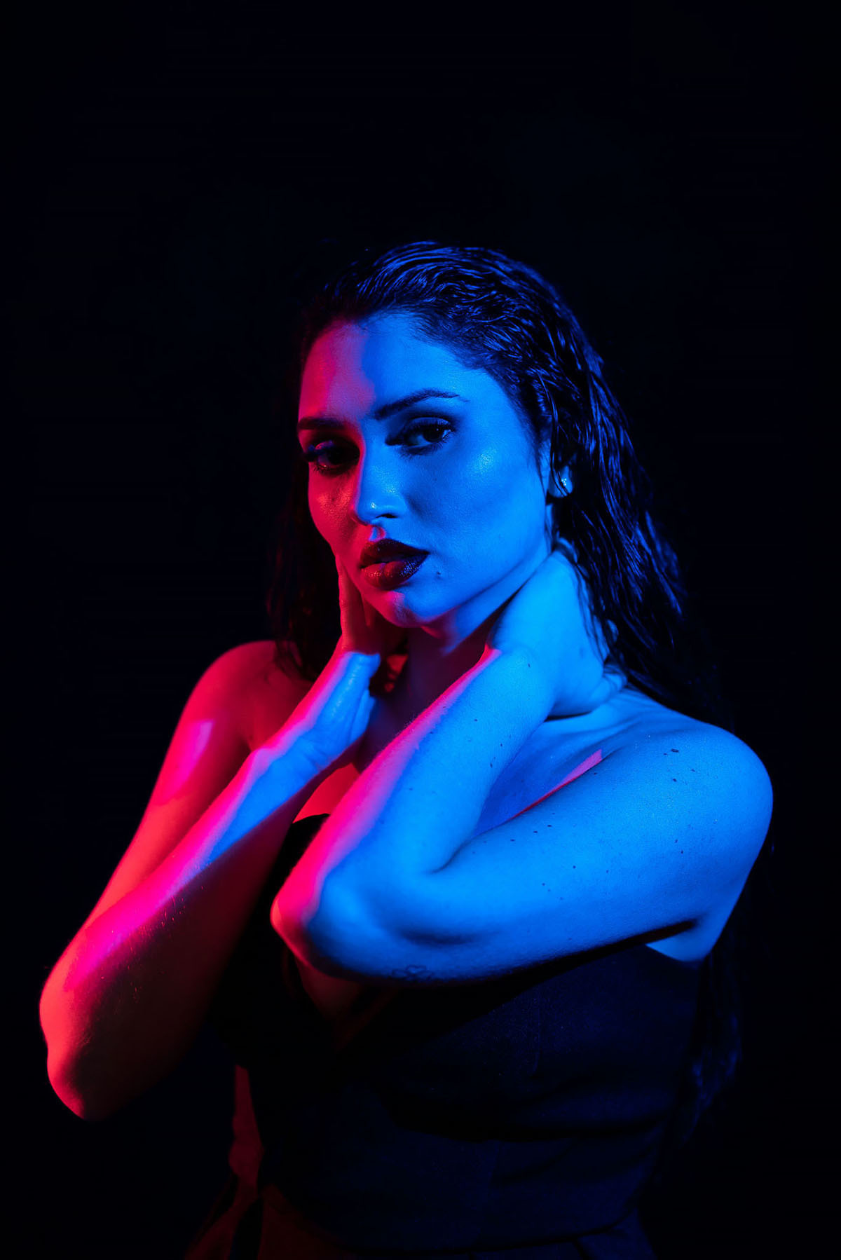 Book de profissional em estúdio, iluminação colorida