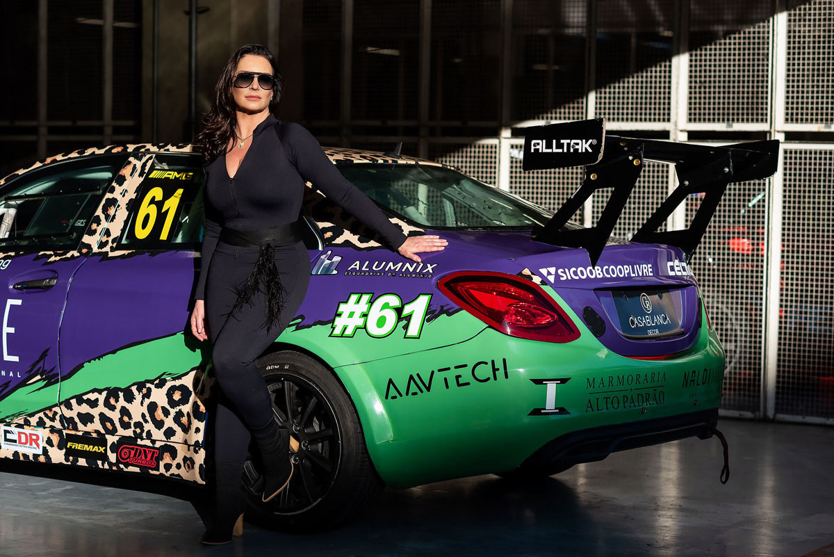 Piloto da Mercedes com seu carro