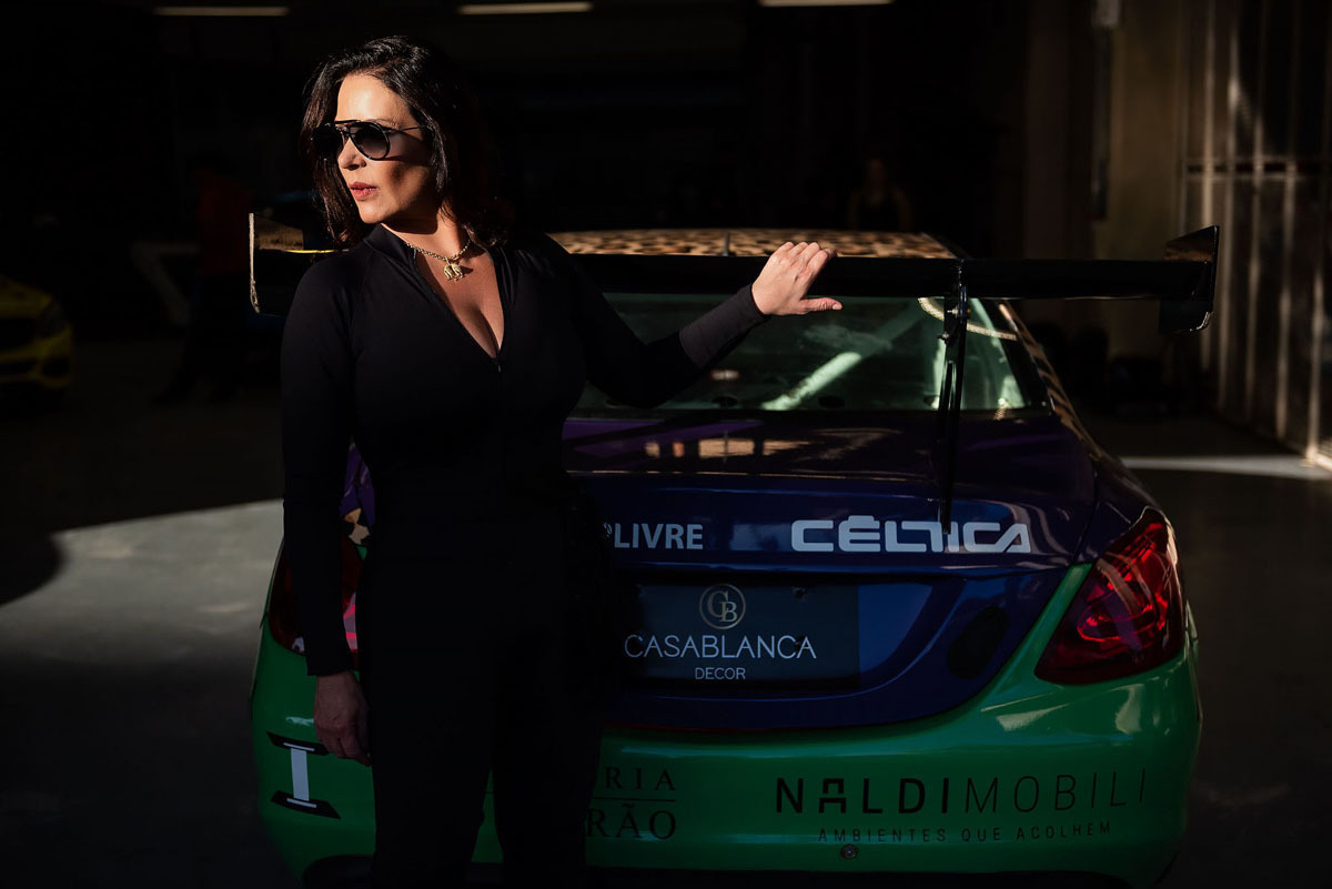 Piloto da Mercedes com seu carro