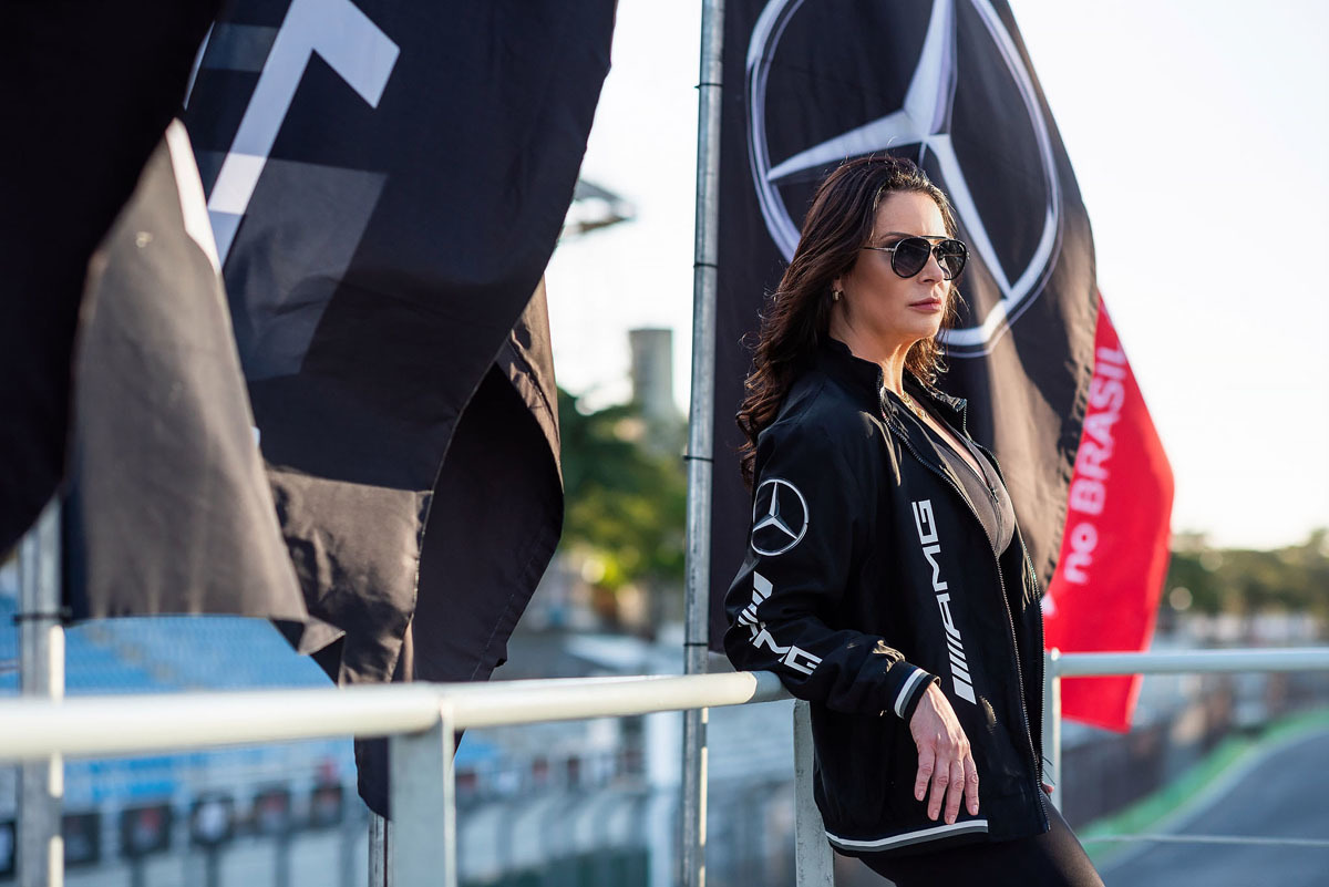 Piloto da Mercedes com seu carro