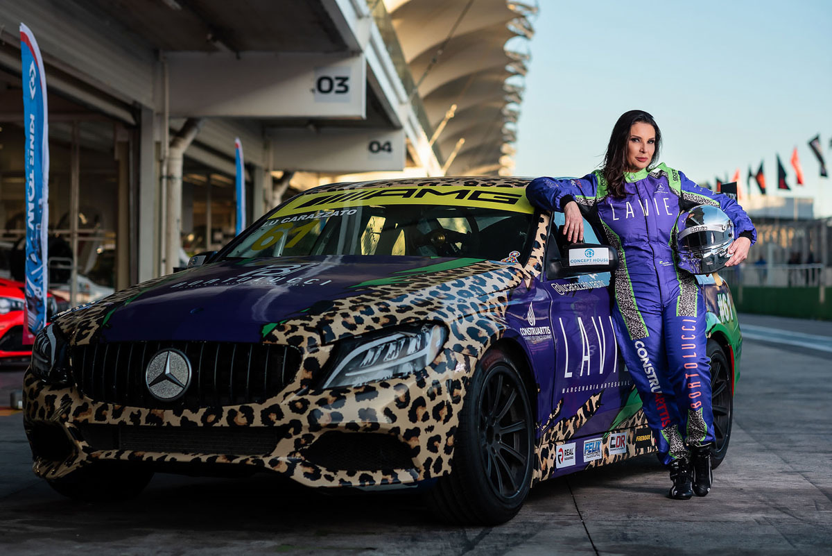 Piloto da Mercedes com seu carro