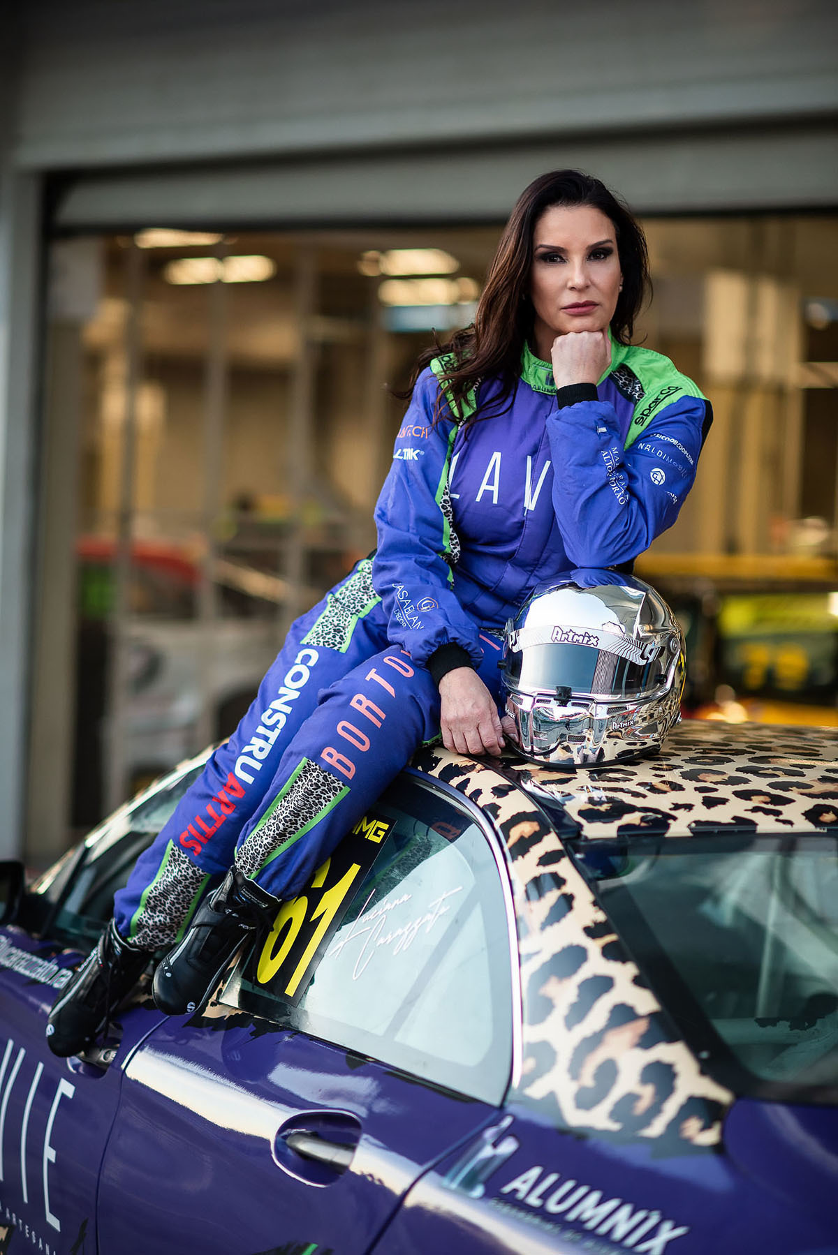 Piloto da Mercedes com seu carro