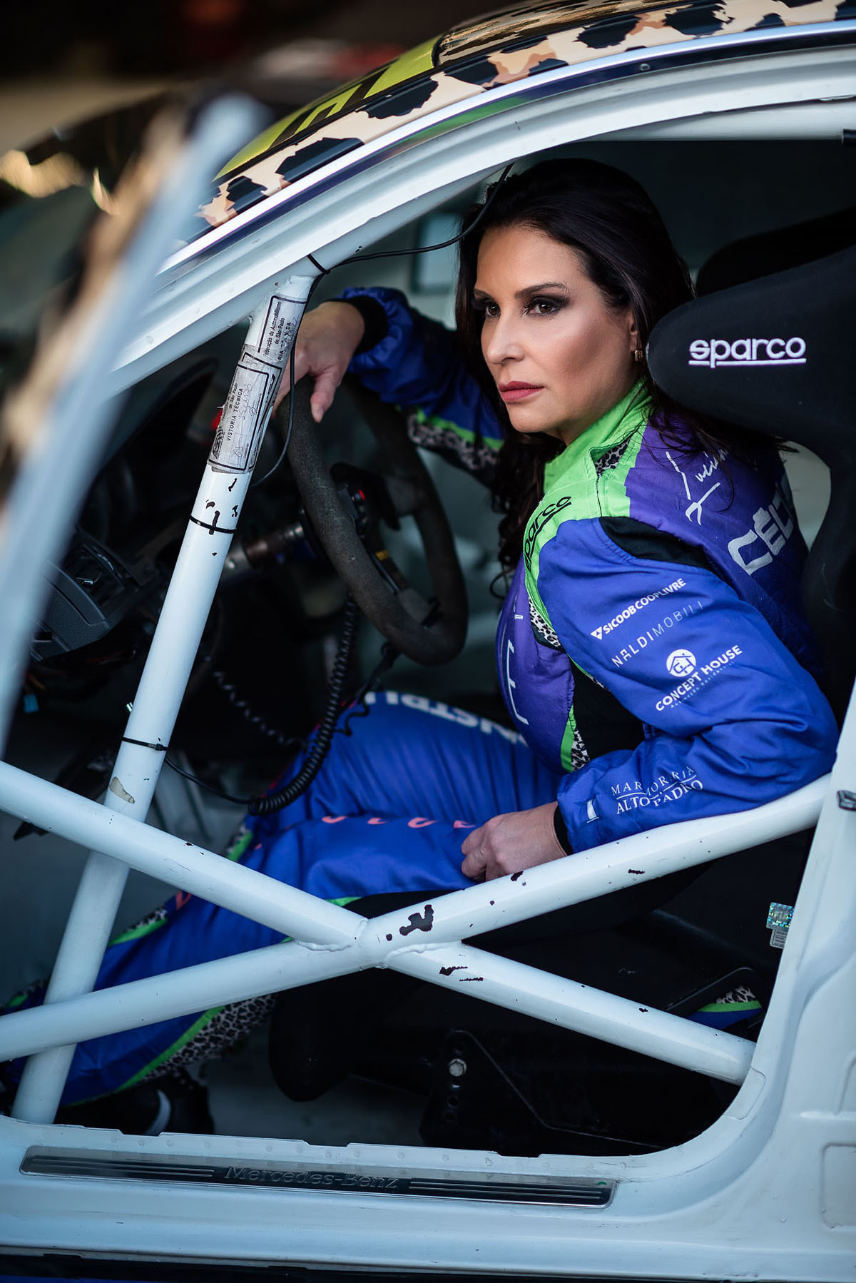 Piloto da Mercedes com seu carro