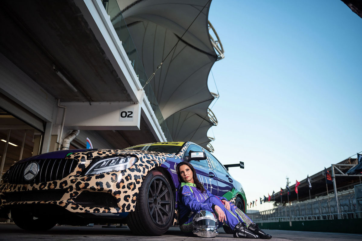 Piloto da Mercedes com seu carro