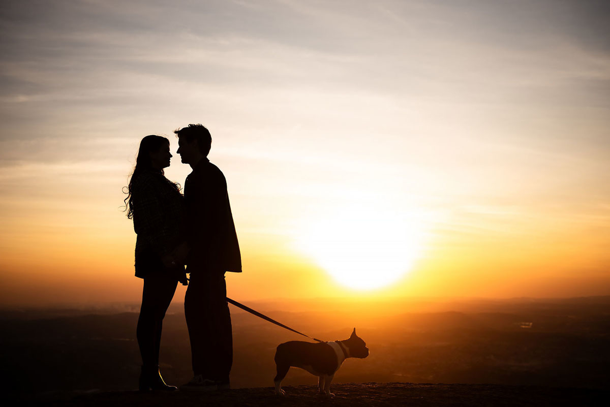 Pré-wedding com cachorro na pedra grande em Atibaia 
