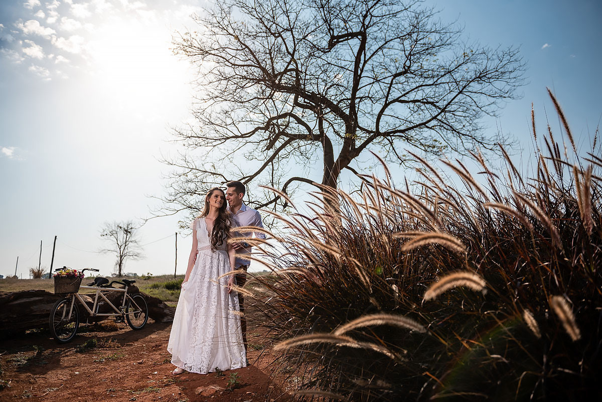 Casal em cenário de flores