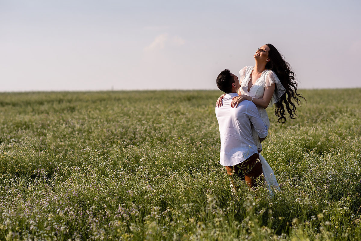 Casal se diverte no campo