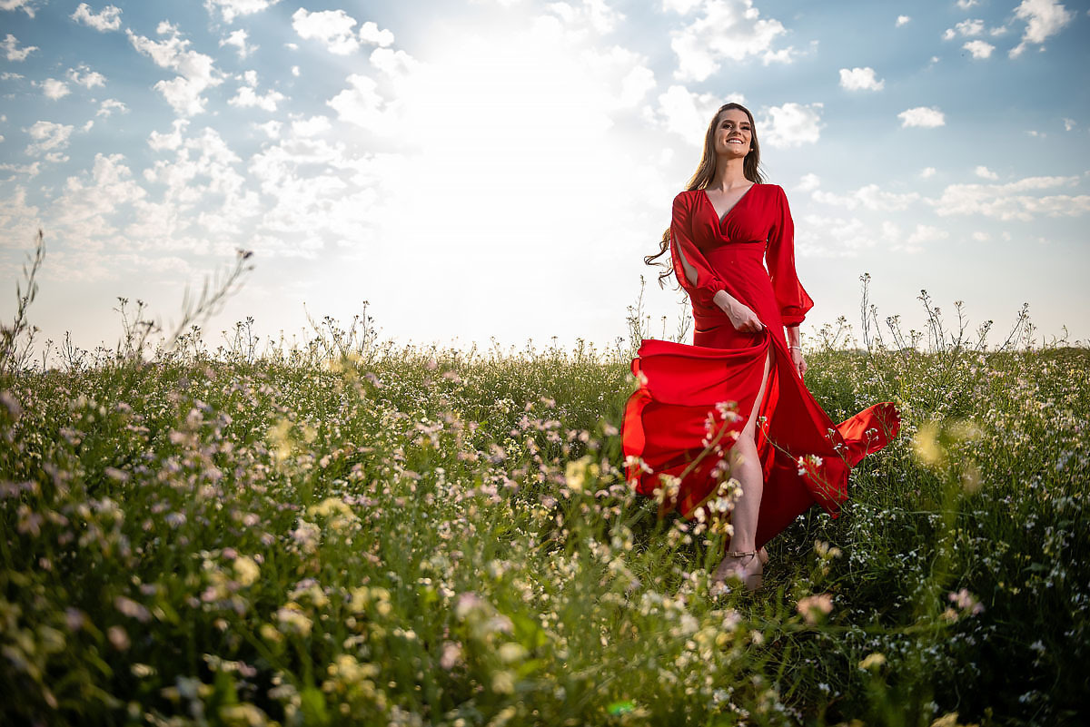 mulher dança sobre campo florido