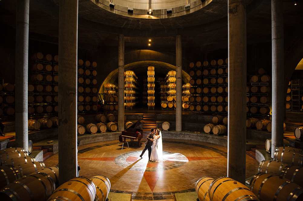 noivos dançam em meio aos vinhos