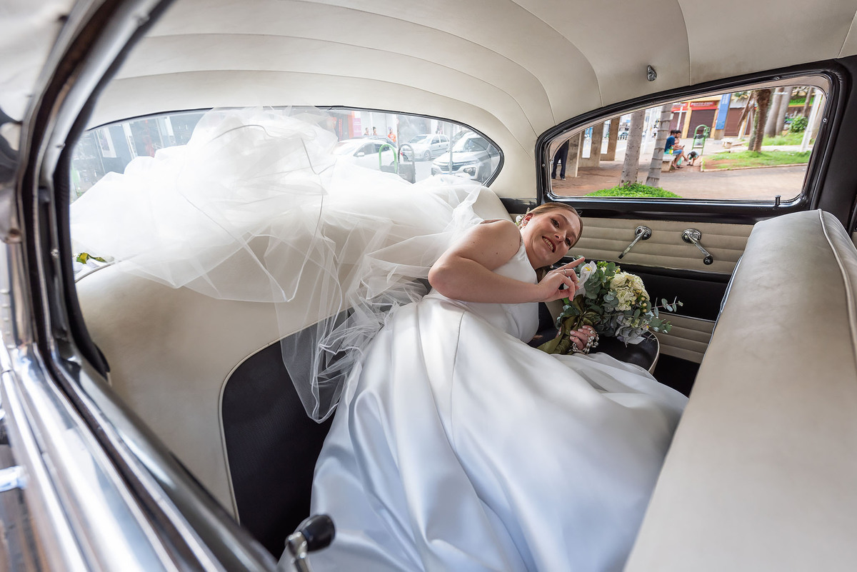 Noiva se esconde no carro