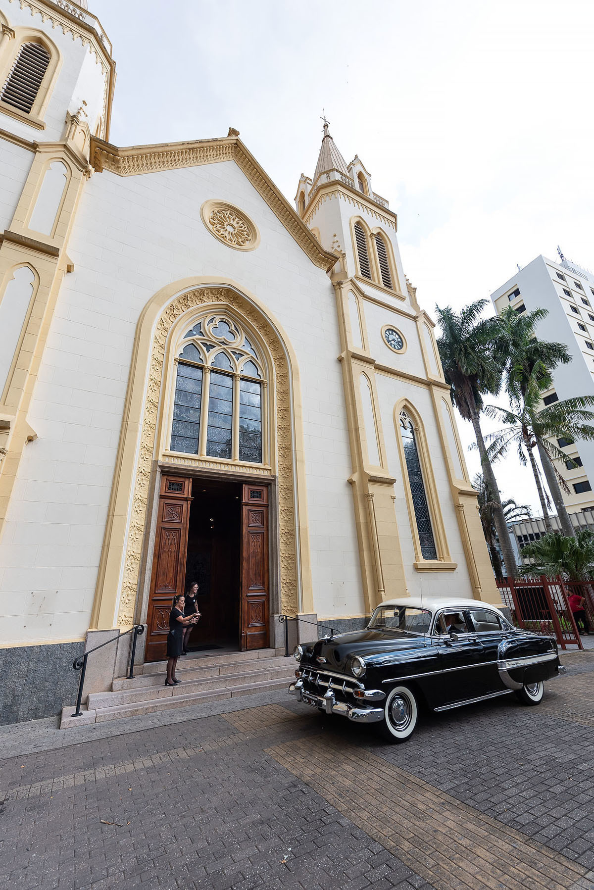 carro da noiva chega a igreja