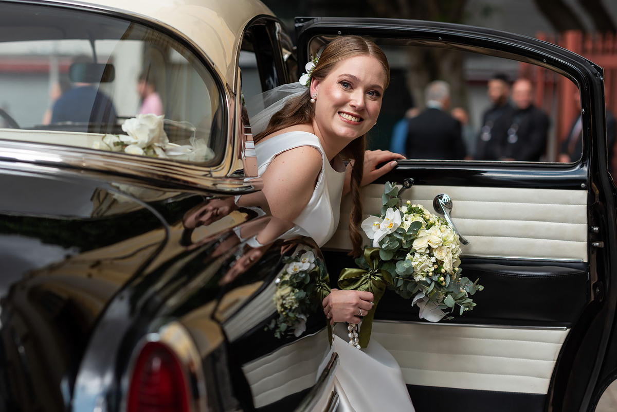 noiva chegando na igreja, no carro
