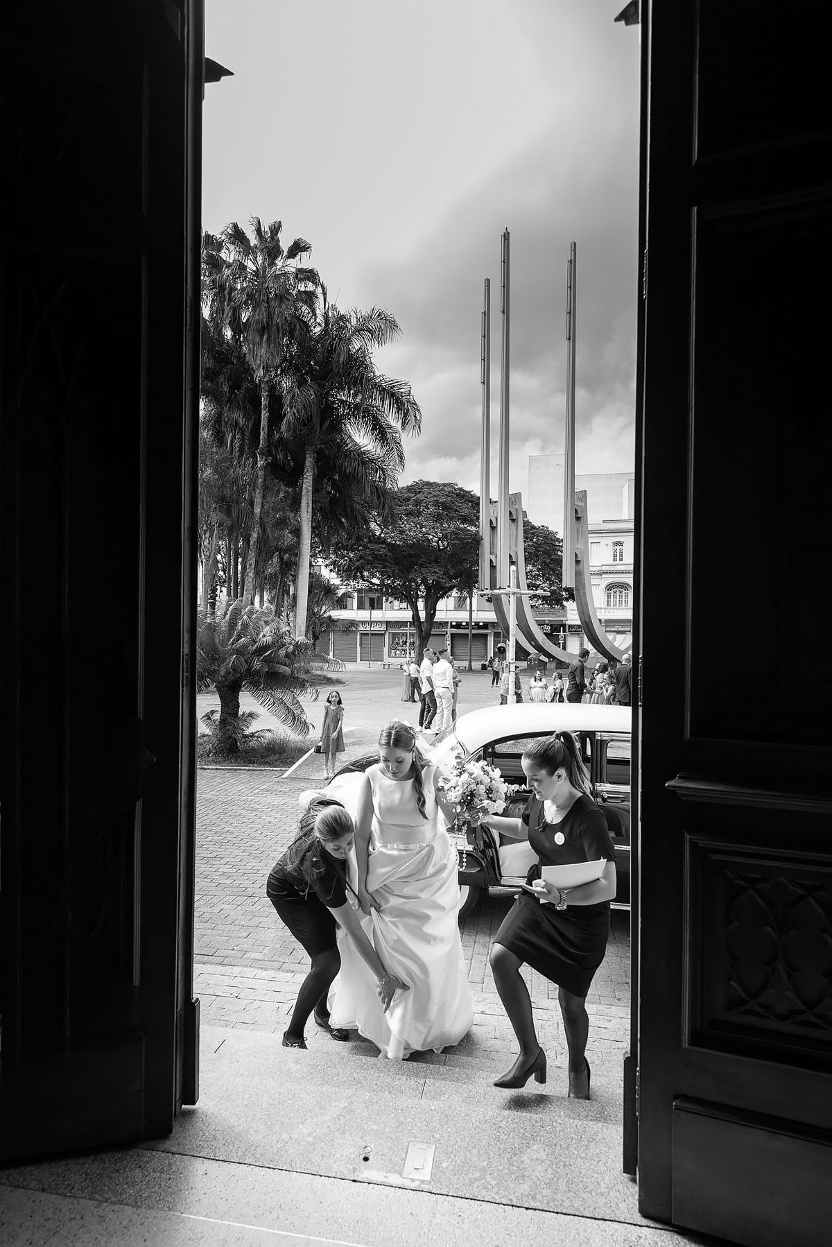 noiva entrando na igreja com a ajuda dos assessores