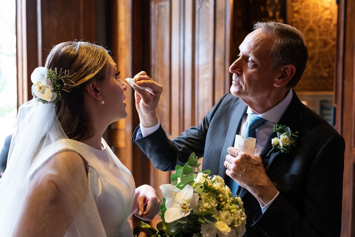 Pai enxuga as lagrimas da noiva na porta da igreja