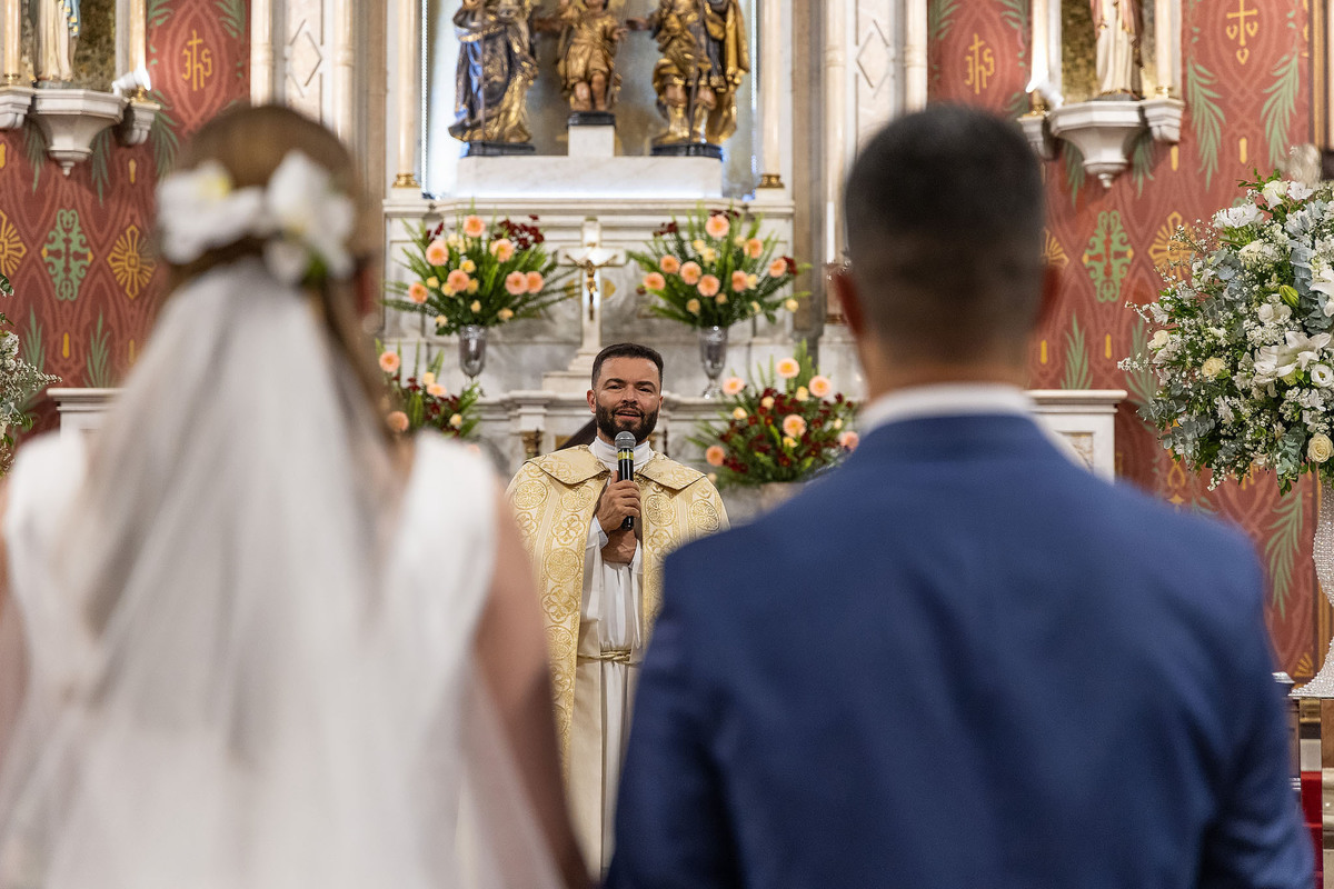 Padre Marcio Odair Ramos celebrando casamento