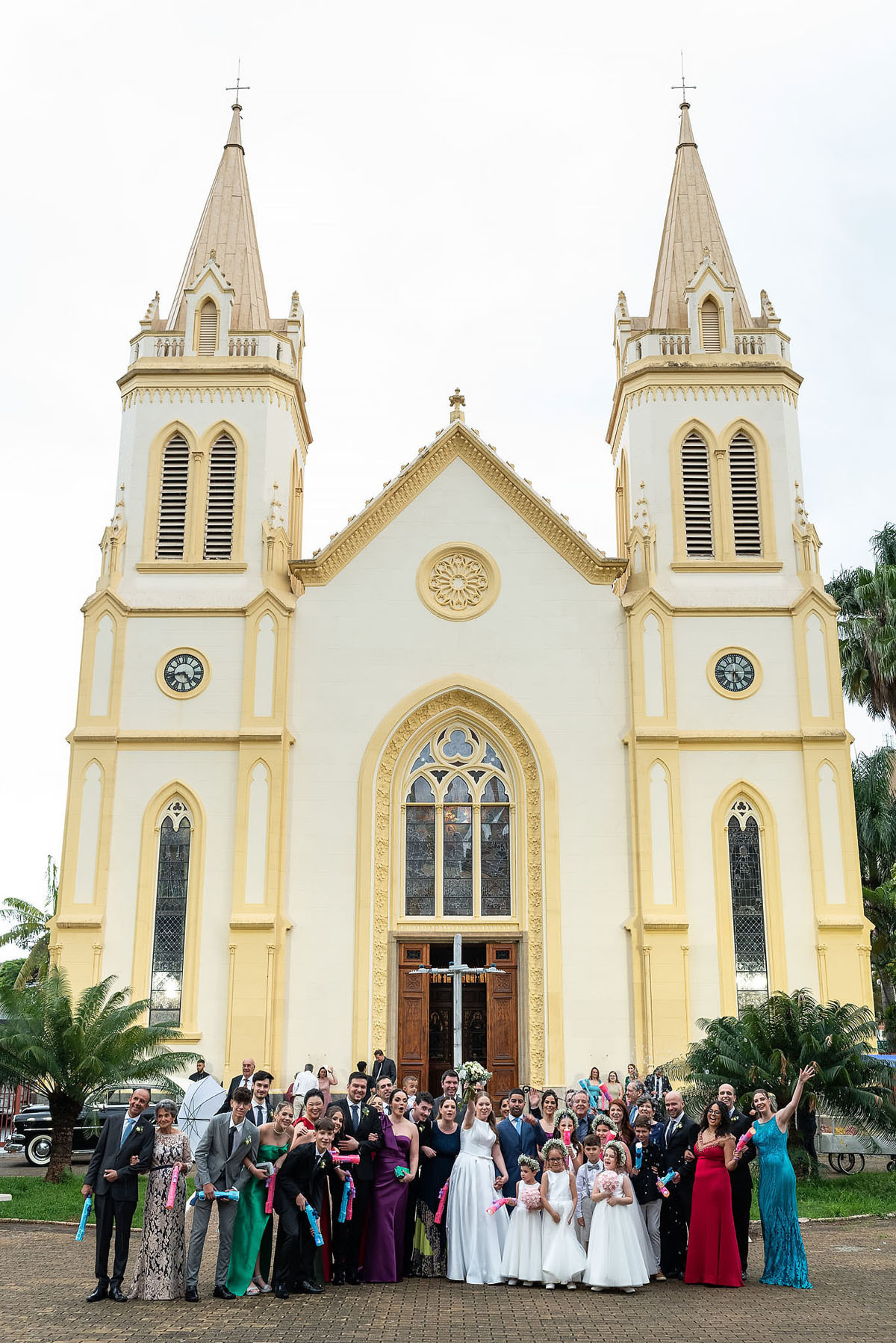 Padrinhos em foto na porta da igreja