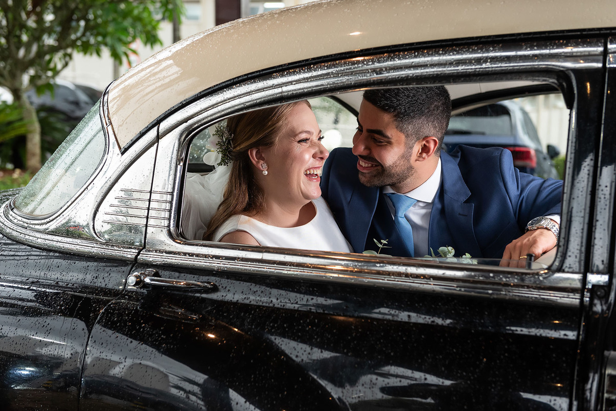 Fotos do casal de noivos na chuva, carro antigo