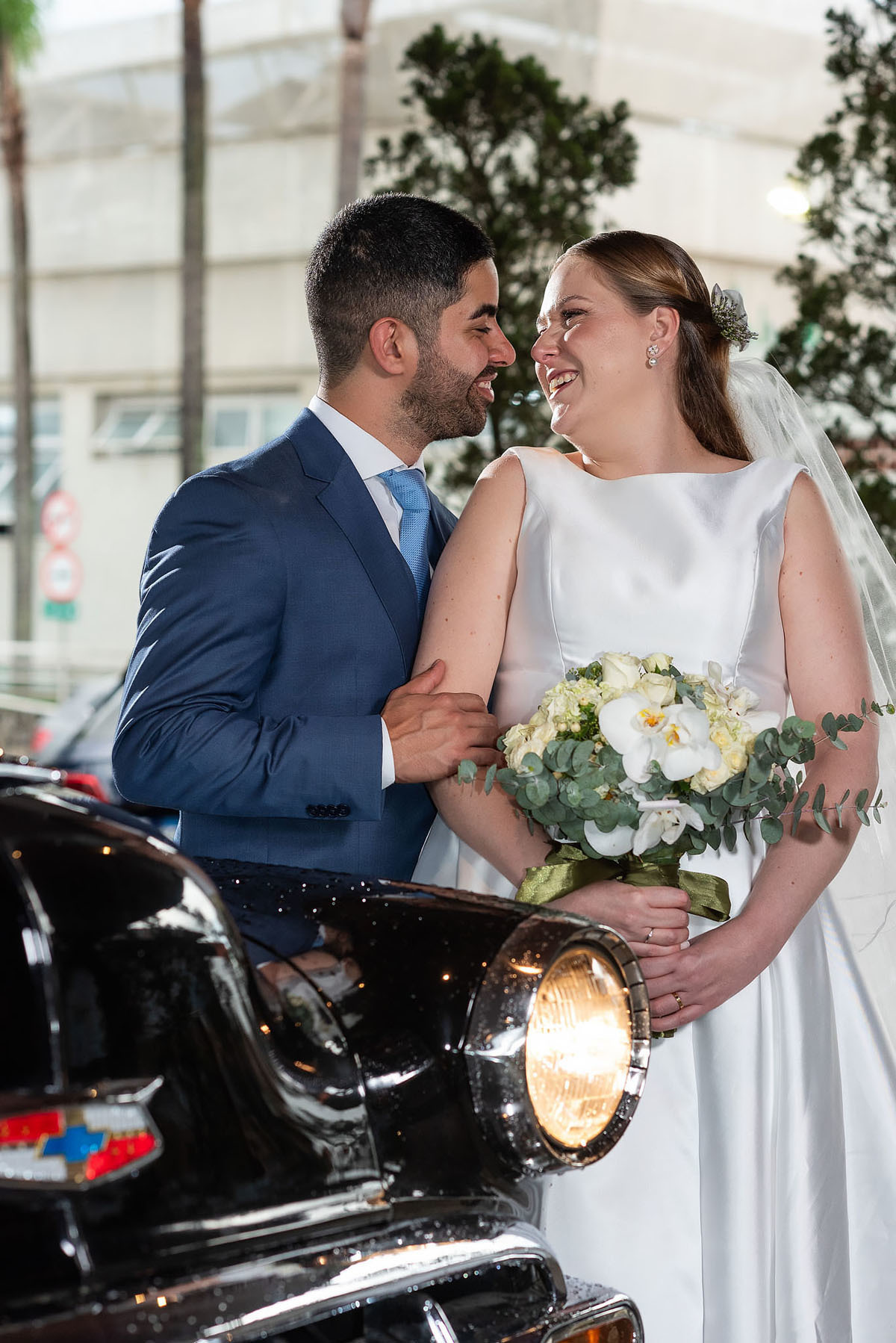 Fotos do casal de noivos na chuva, carro antigo