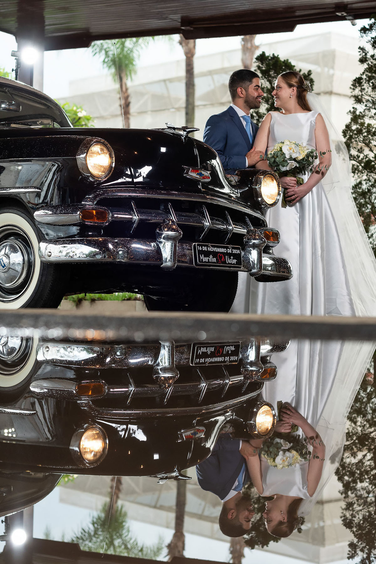 Fotos do casal de noivos na chuva, carro antigo