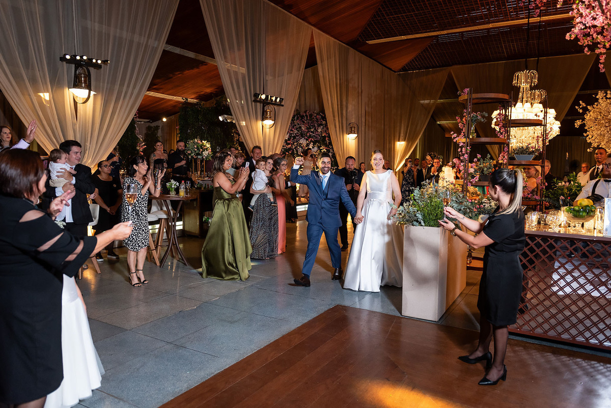 Entrada dos noivos na festa