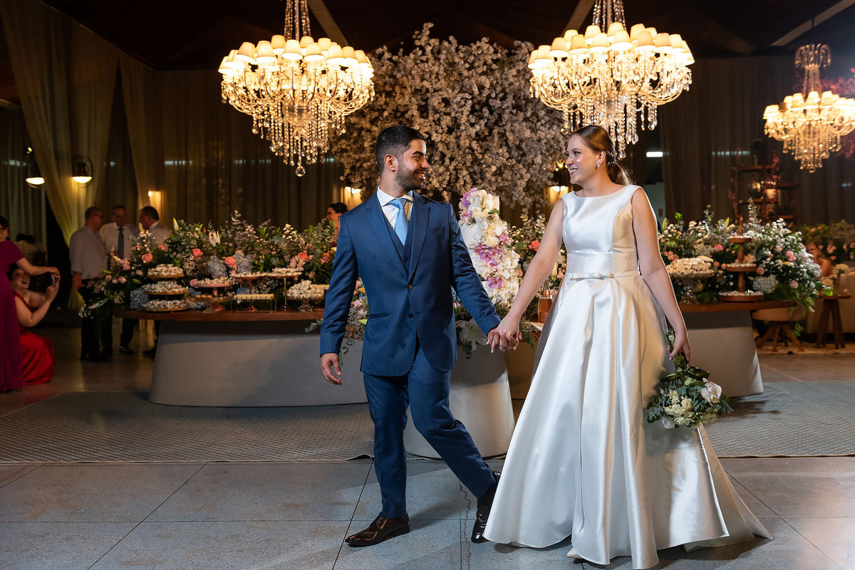 Casal na mesa de bolo