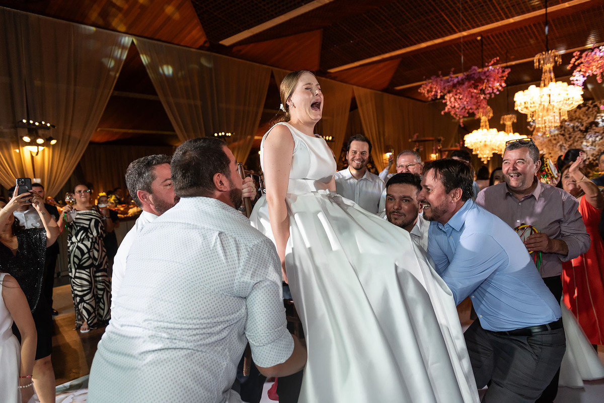 Festa de casamento no clube jundiaiense com a banda chapéu da máfia 