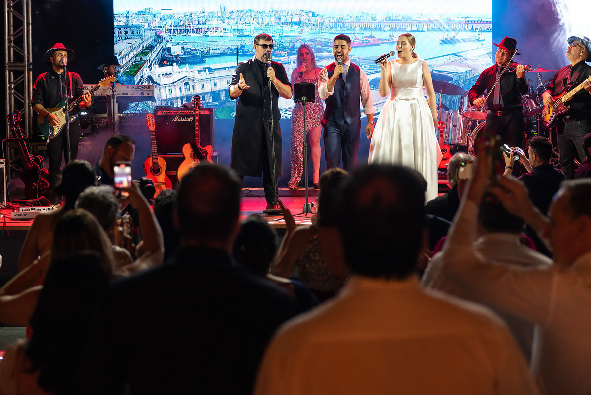 Festa de casamento no clube jundiaiense com a banda chapéu da máfia 