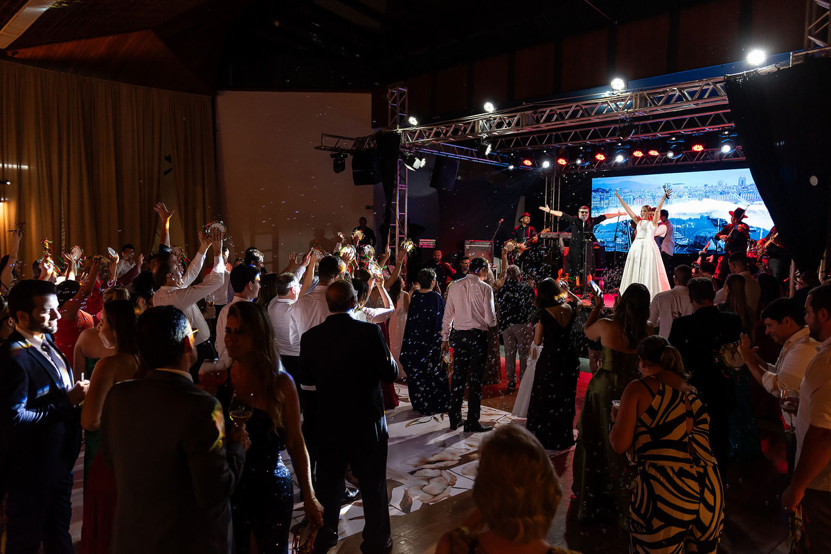 Festa de casamento no clube jundiaiense com a banda chapéu da máfia 