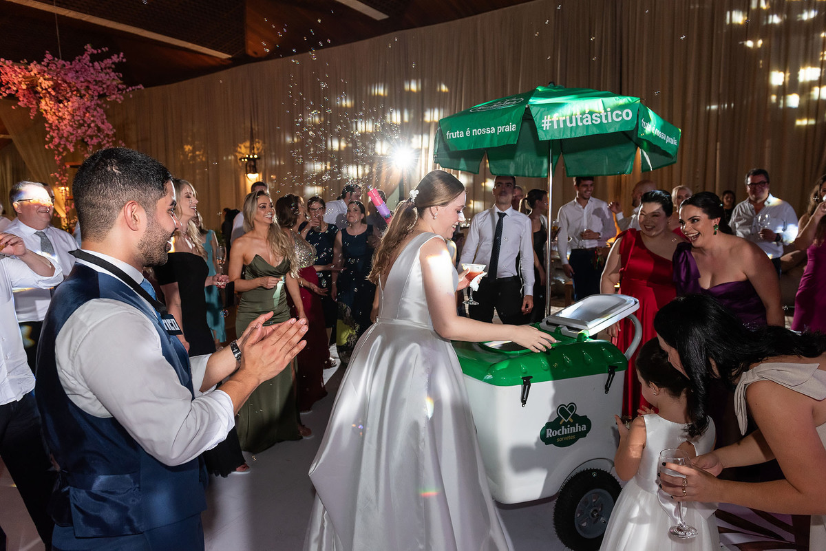 Festa de casamento no clube jundiaiense com a banda chapéu da máfia 