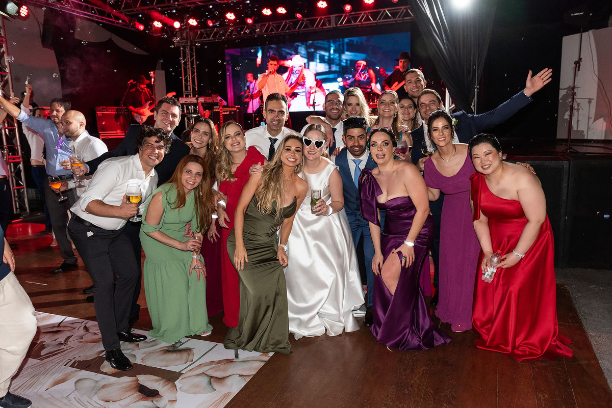 Festa de casamento no clube jundiaiense com a banda chapéu da máfia 