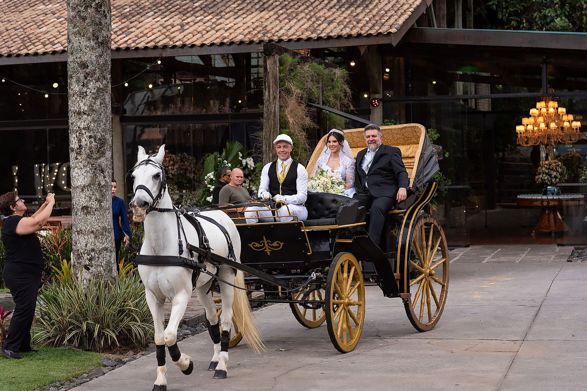 Casamento ao final da tarde no espaço Quinta da Cantareira, em Mairiporã, noiva chega de carruagem