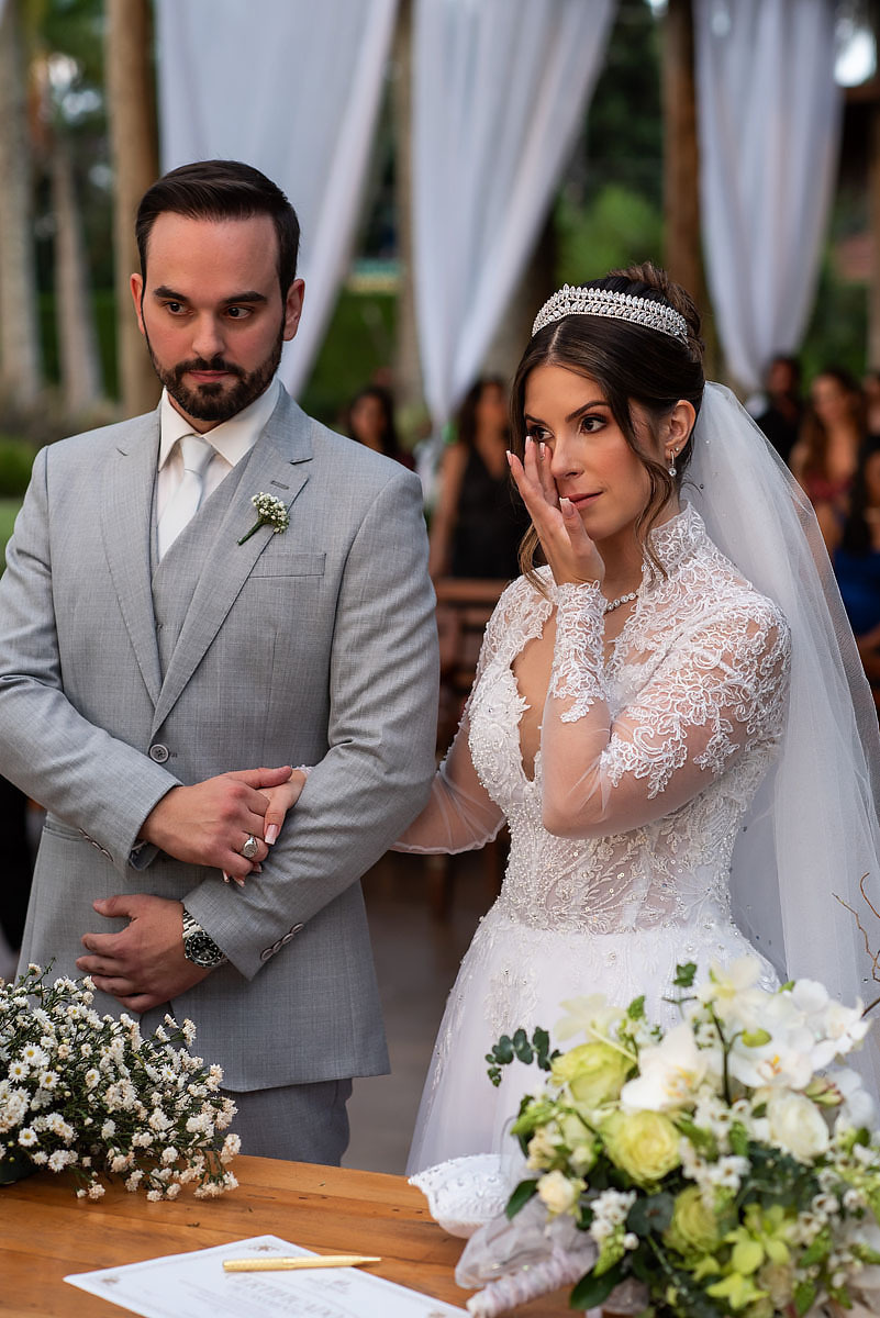Casamento ao final da tarde no espaço Quinta da Cantareira, em Mairiporã, noiva chorando.