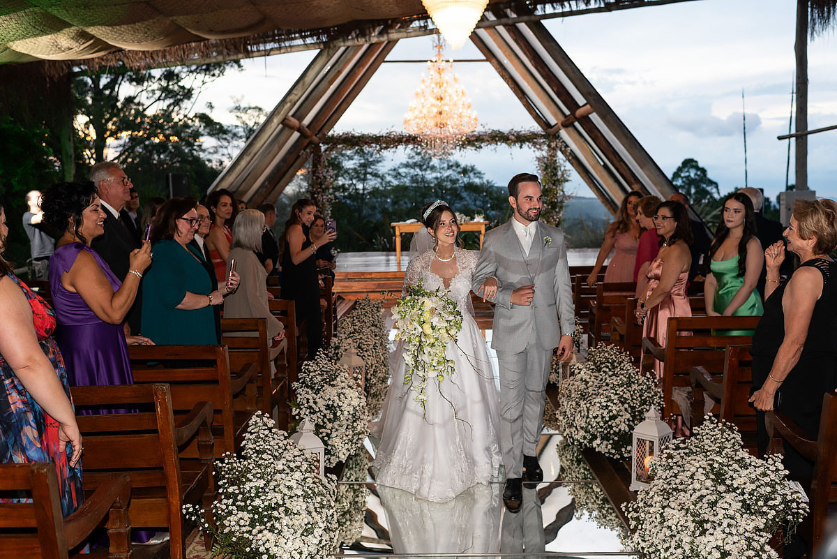 Casamento ao final da tarde no espaço Quinta da Cantareira, em Mairiporã, saída da noiva