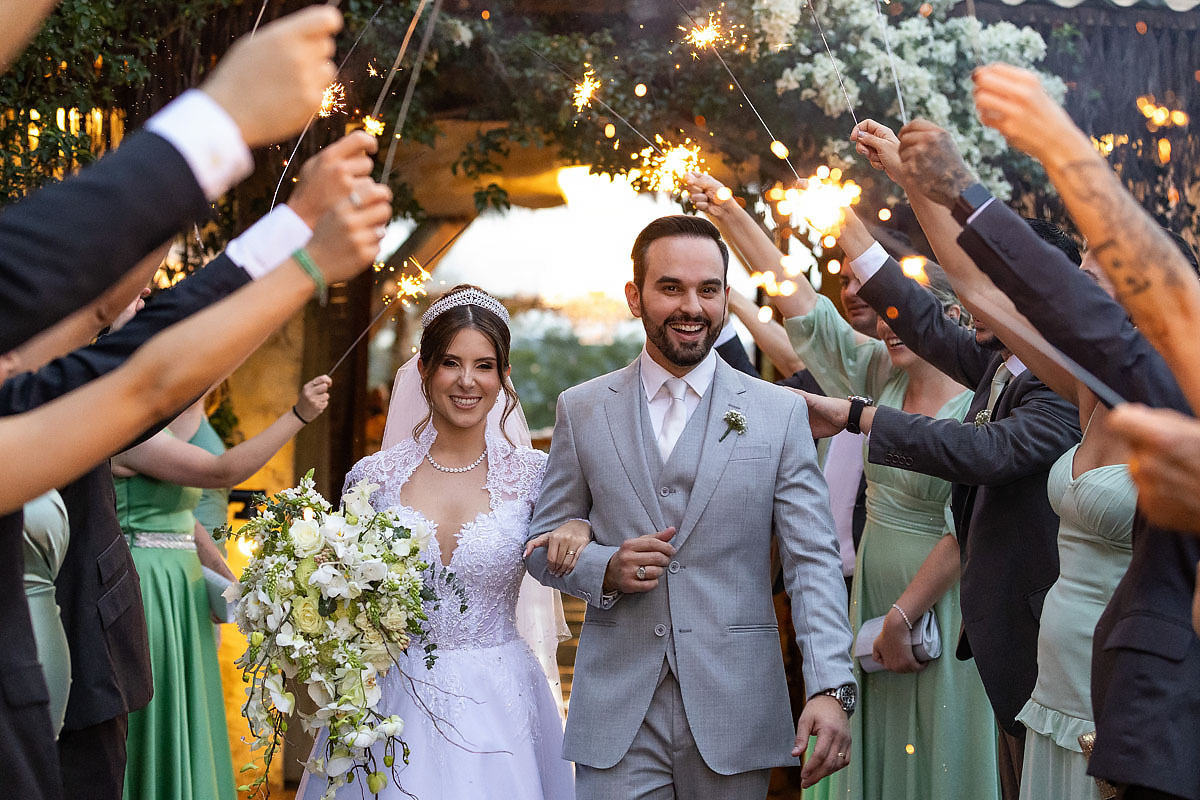 Casamento ao final da tarde no espaço Quinta da Cantareira, em Mairiporã, saída da noiva com velas.