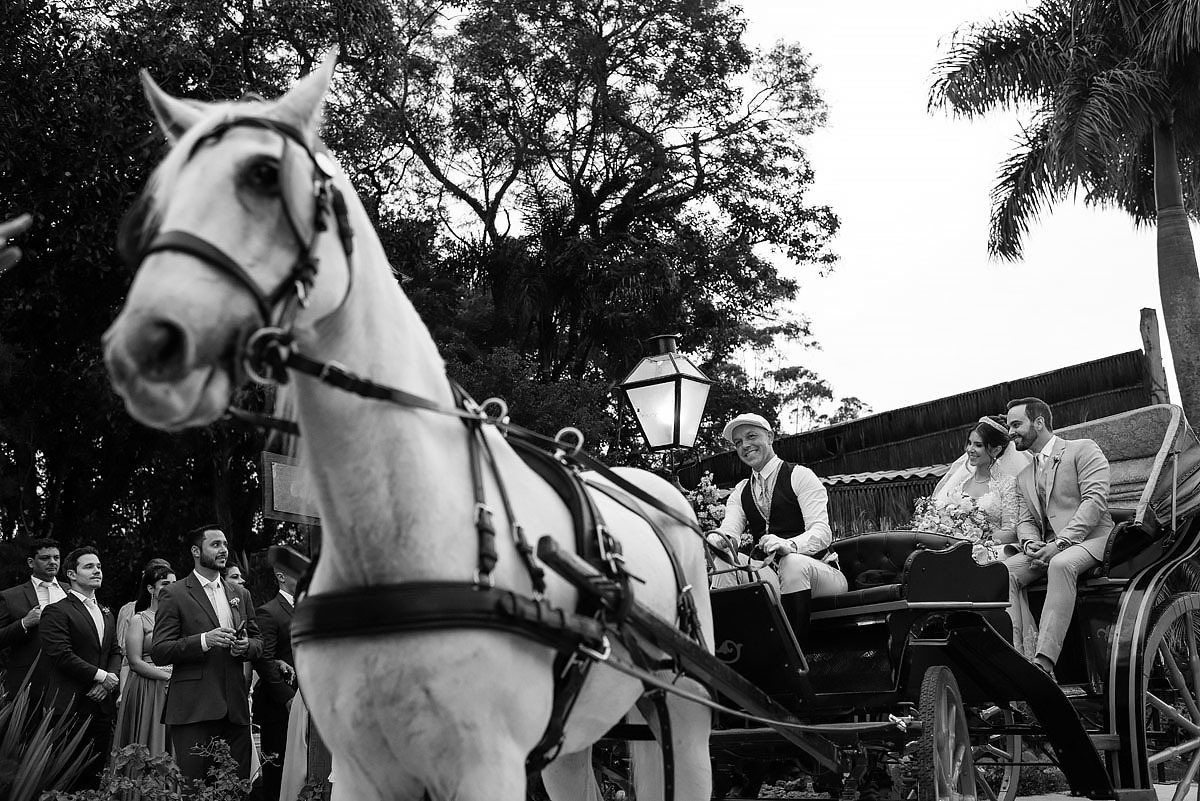 Casamento ao final da tarde no espaço Quinta da Cantareira, em Mairiporã, carruagem para os noivos.
