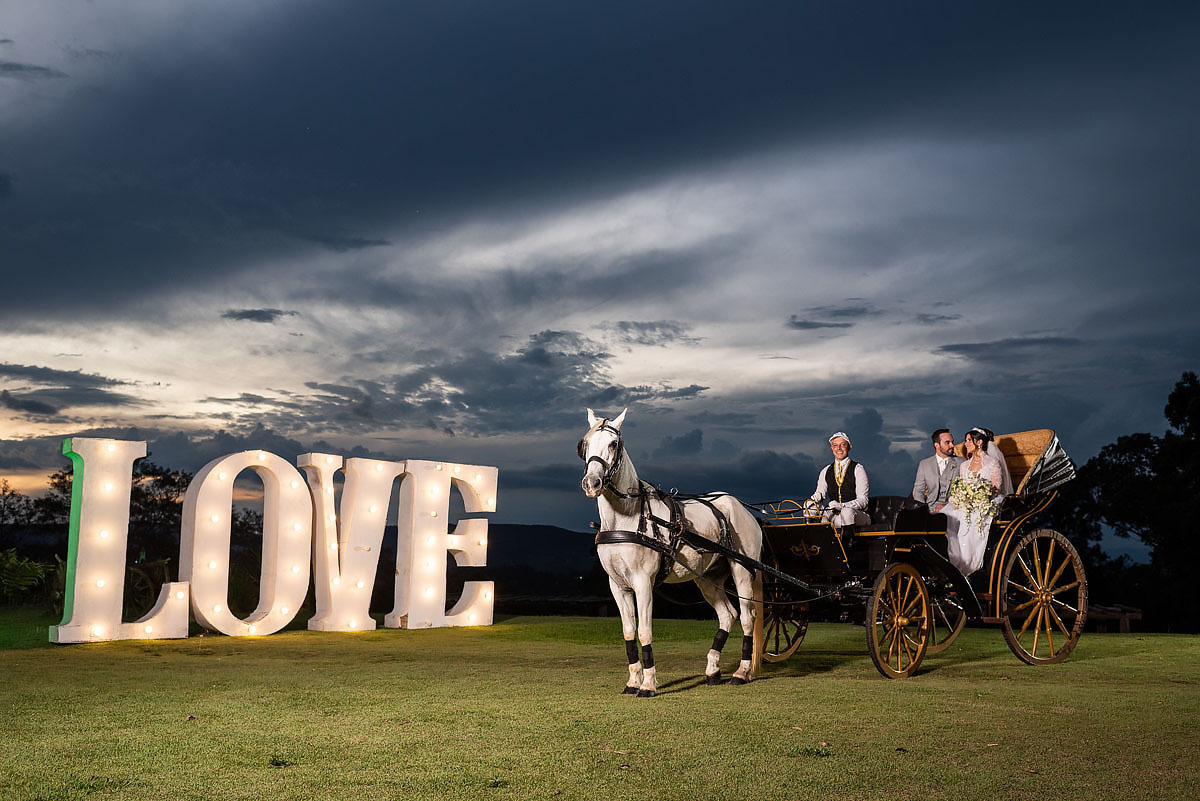 Ensaio dos noivos com cavalos e carruagem 