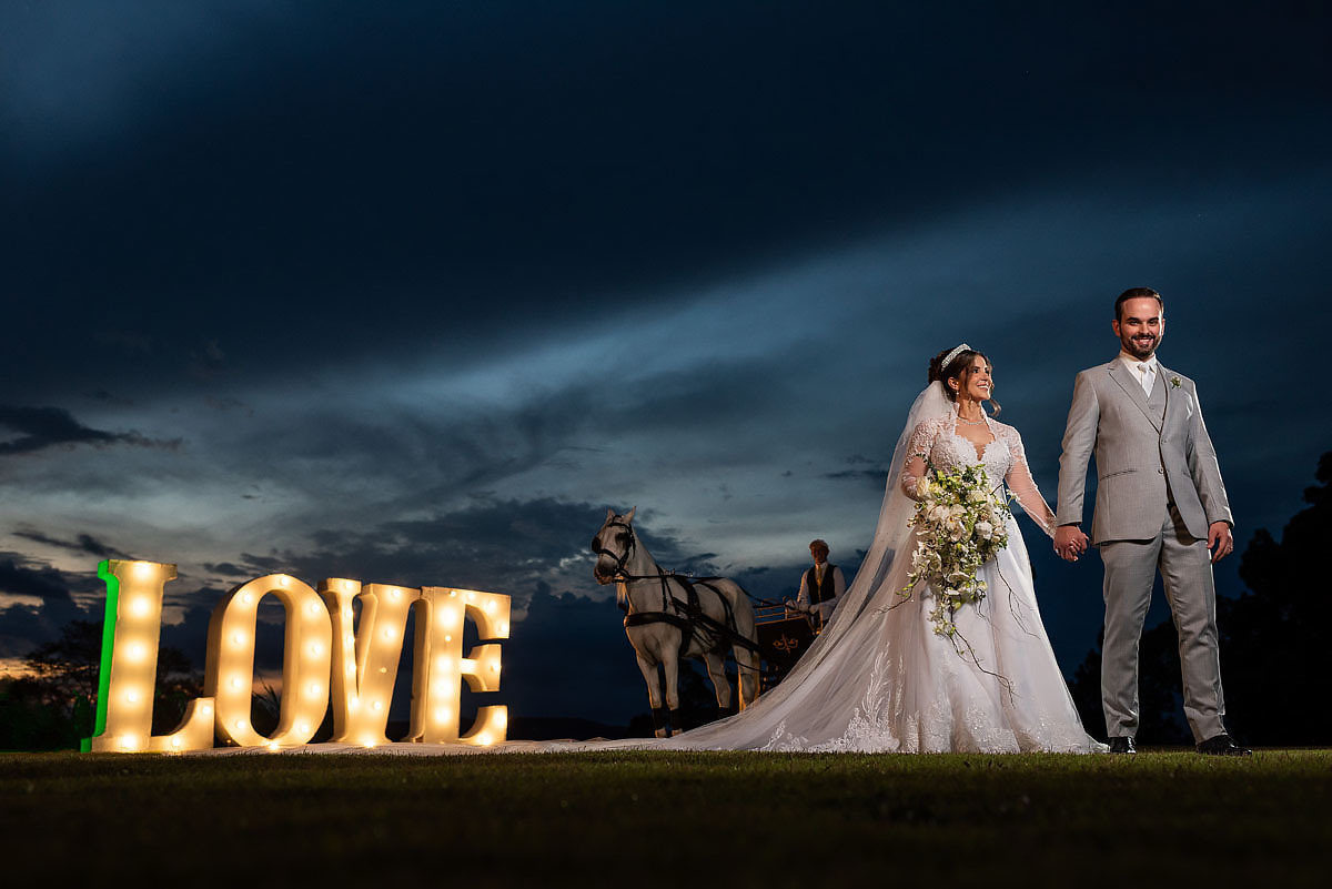 Ensaio dos noivos com cavalos e carruagem 